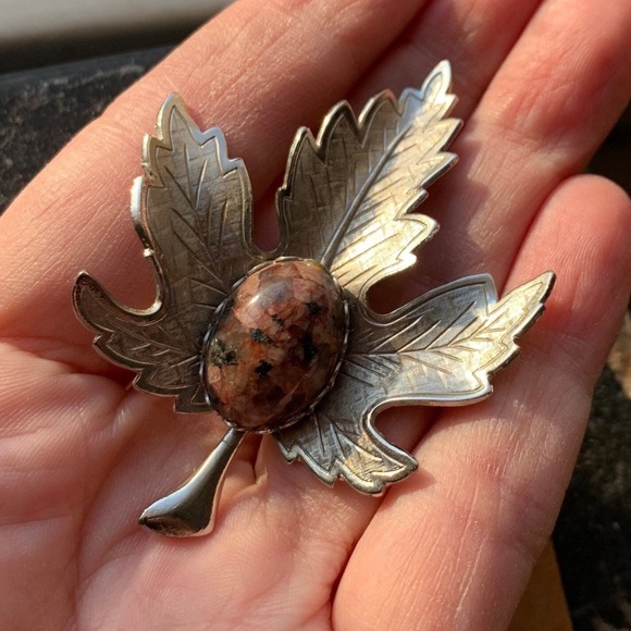 Pretty Vintage 1960's - 1970's Silver Tone Metal Leaf Shaped Brooch - Picture 3 of 4
